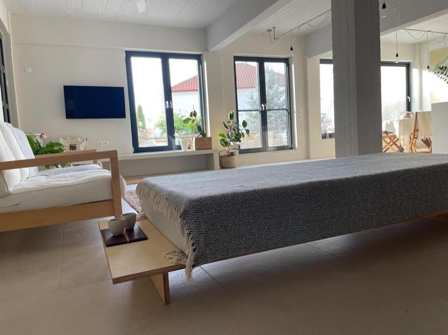 The open bedroom with windows to the garden
