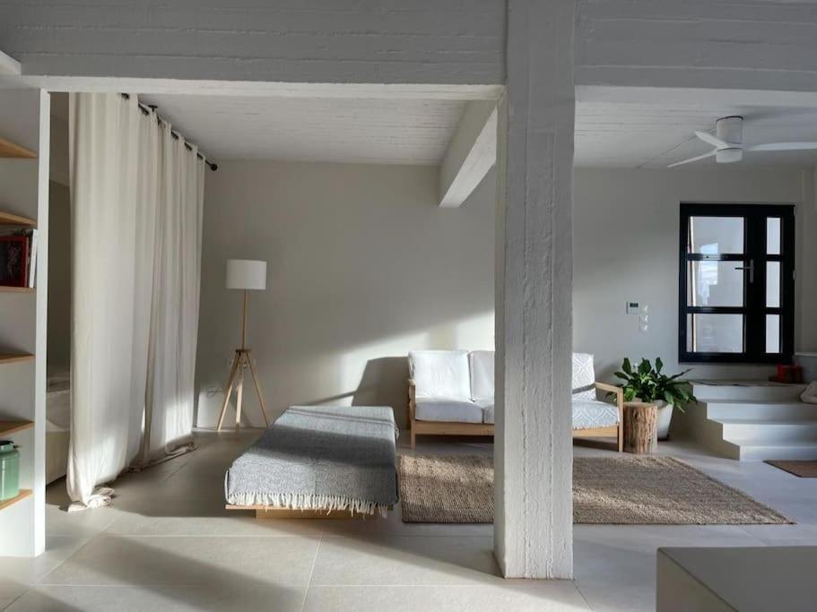 The sitting area, armchairs and sofa